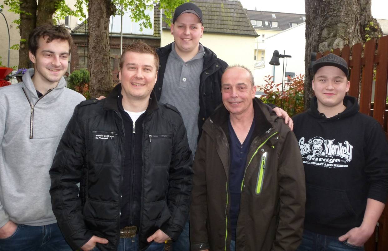  Pascal (li.) ist 19 Jahre jung und ein echter Schützen-Neuling. Pierre (re.) ist 21 und hat sein Heimatregiment in Heerdt. André Bückendorf (52) ist ein Gerresheimer Jung und Andree Buchhart (Mitte) ein echter Flingerer Schütze. Gemeinsam haben sie in Oberkassel die 9. Gesellschaft auf den Weg gebracht. Frank Russeck (2. v. li.), 1. Geschäftsführer des St. Seb. Schützenvereins von 1873 e.V. Düsseldorf-Oberkassel und der gesamte Vorstand sind begeistert von den Jungs. 