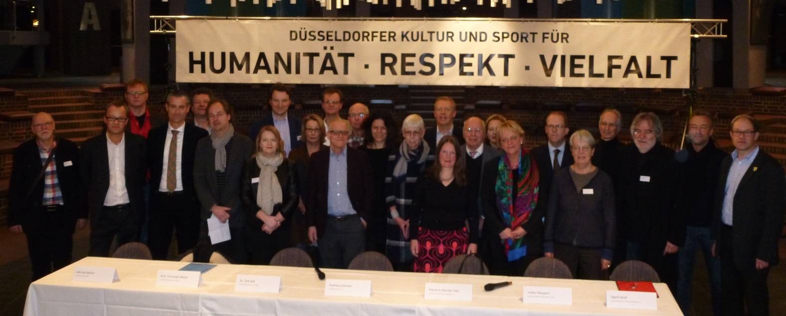  Düsseldorfer Kultur und Sport für Humanität, Respekt und Vielfalt wird unterstützt von: Deutsche Oper am Rhein, Tonhalle, Schauspielhaus, Düsseldorf Festival, Kunsthalle, Kunstpalast, Kunstsammlung NRW, Tanzhaus NRW, FFT, Robert-Schumann-Saal, Kom(m)ödchen, Fortuna Düsseldorf, DEG, Borussia Düsseldorf, Goethe-Museum, Theatermuseum, SchifffahrtMuseum, Stadtmuseum, Stadtbüchereien, Volkshochschule, Stadtarchiv, Aquazoo, Restaurierungszentrum, Robert Schumann Hochschule und Art in Düsseldorf. 