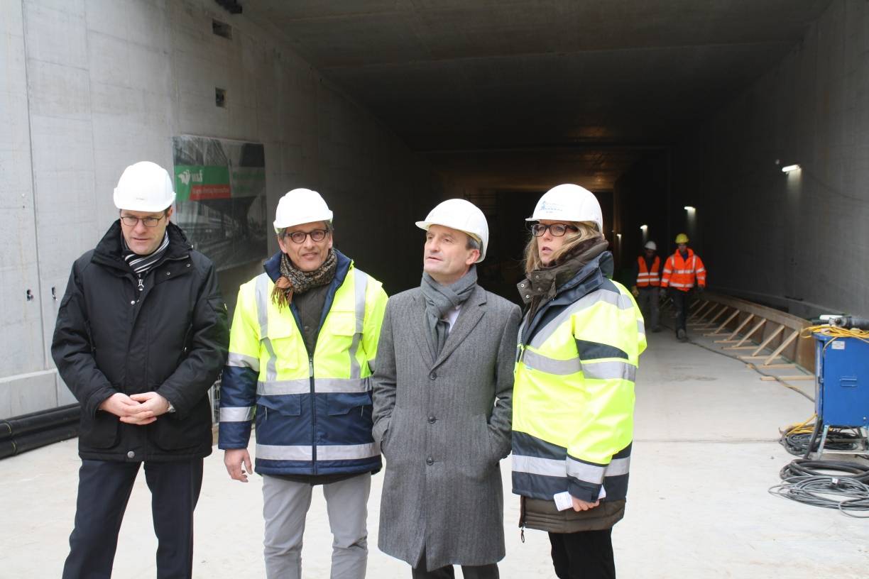  Verkehrsdezernent Dr. Stephan Keller, Bauleiter Dr. Heinrich Labbert, Oberbürgermeister Thomas Geisel und Andrea Blome vom Amt für Verkehrsmanagement besichtigen die Bauarbeiten am Kö-Bogen-Tunnel. 