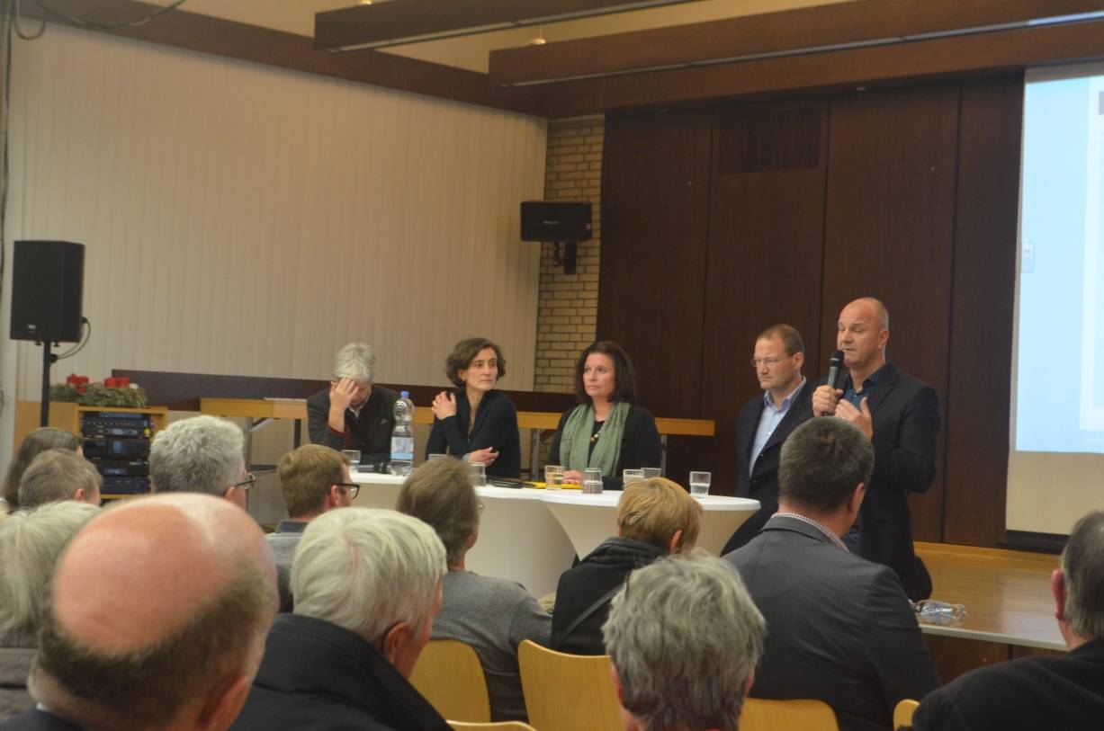  Doris Törkel (Gartenamt), Ulrike Bell-Kirchhoff (Rechtsamt), Helga Stulgies (Gründezernentin), Gregor Stanislowski (Planungsbüro Lange) und Michael Schaller (Ingenieurbüro Lindschulte + Kloppe) standen den Bürgern Rede und Antwort. 