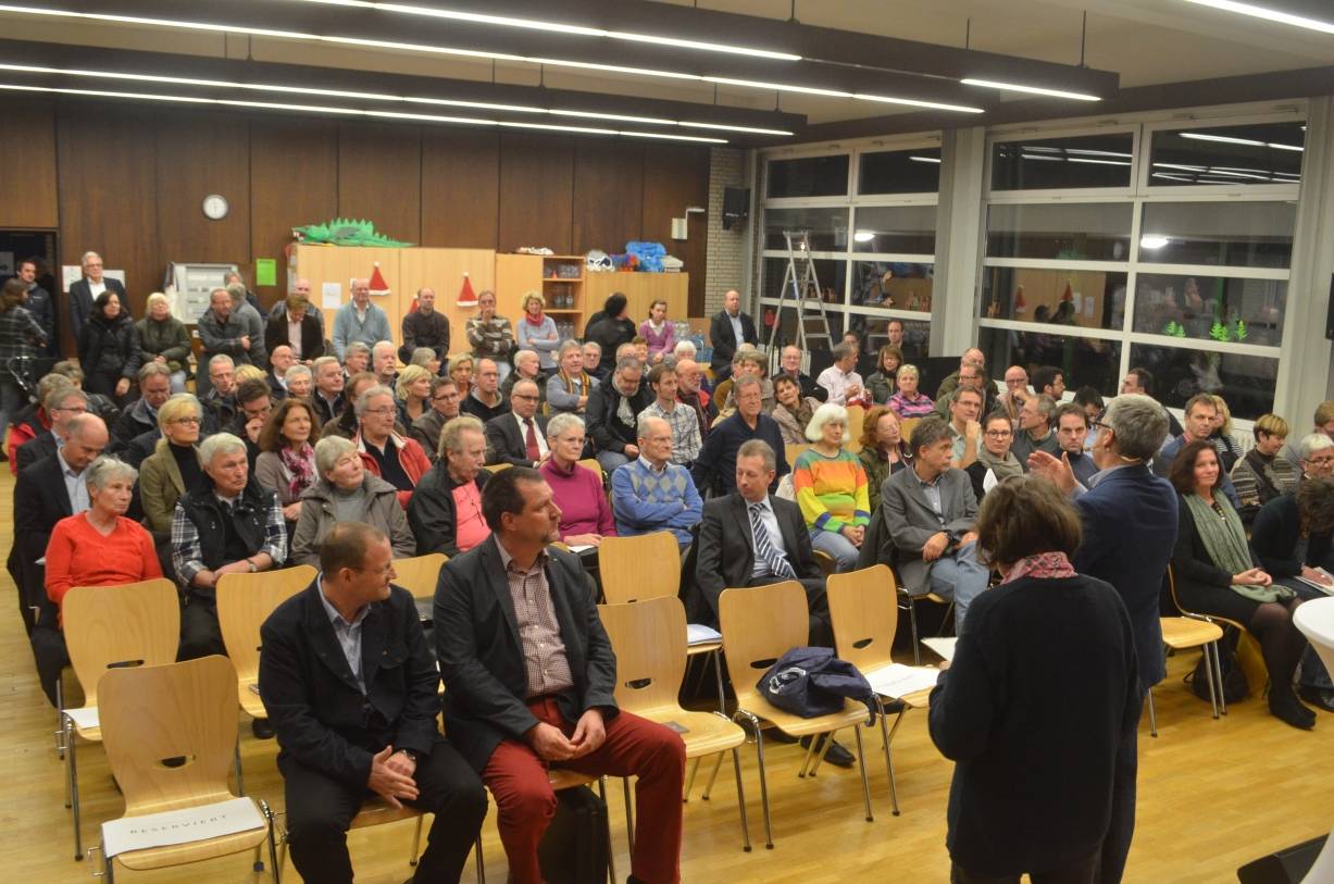  Rund 200 Bürger waren am Dienstagabend in die Aula der Joachim-Neander-Schule gekommen. 