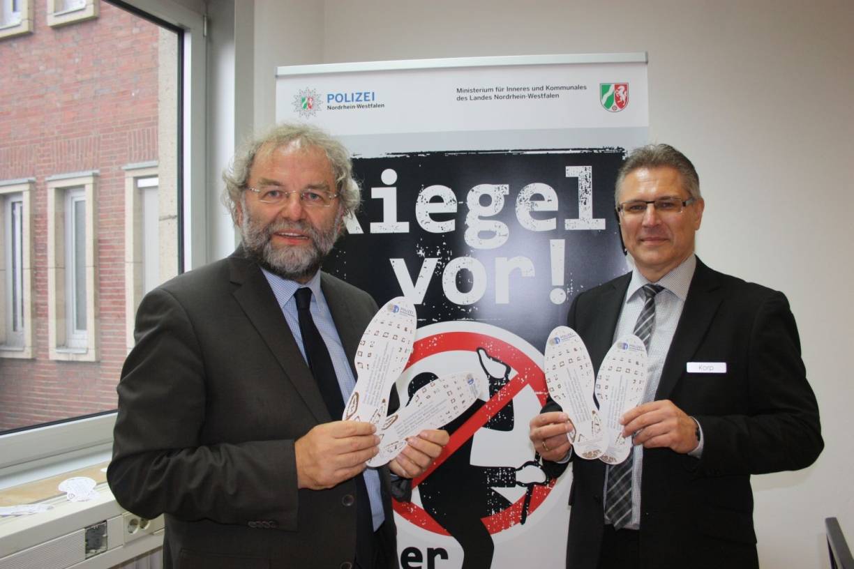  Polizeipräsident Norbert Wesseler (links)und Kriminaloberrat Rüdiger Korp mit den „Schuhabdrücken“. 