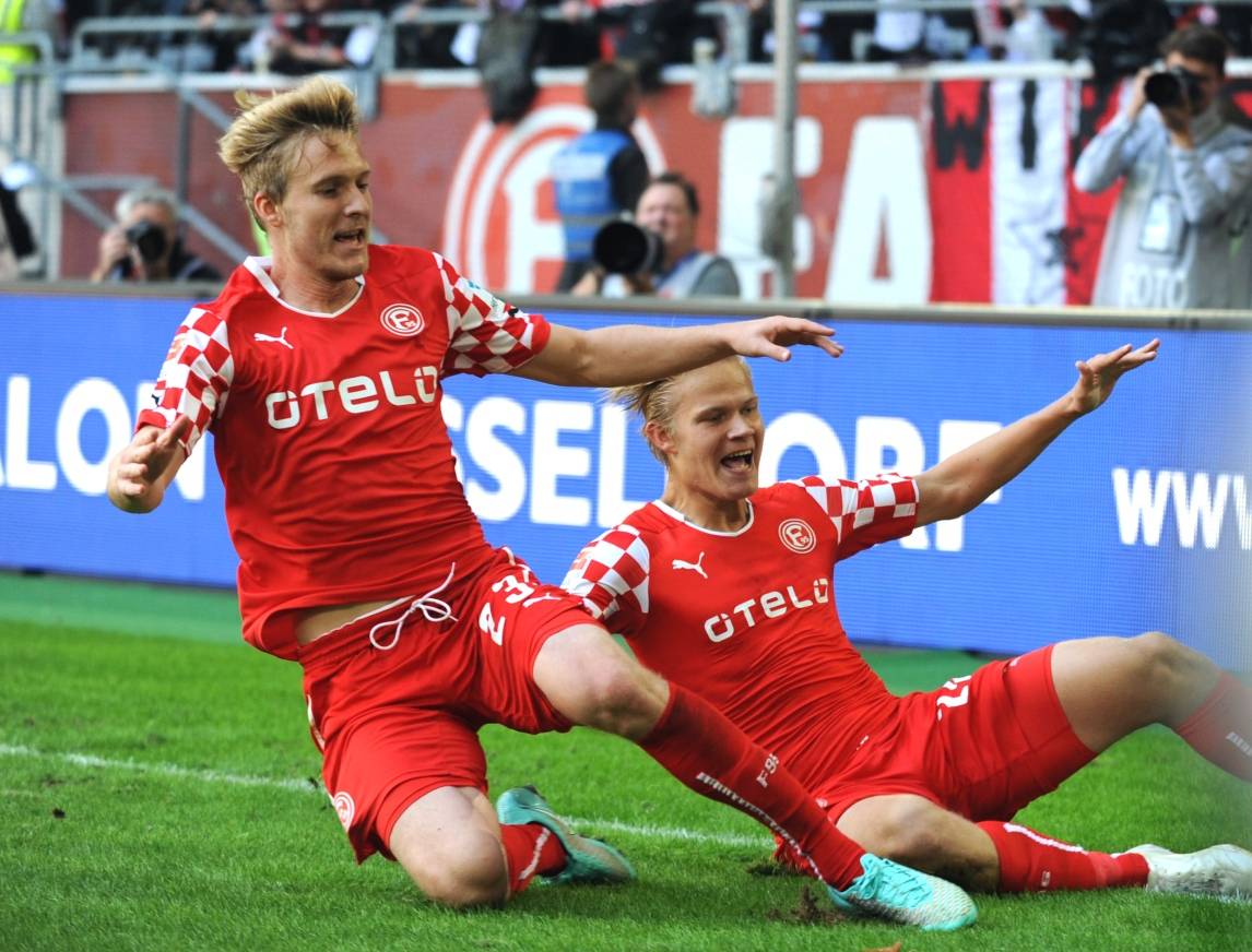  Ben Halloran (l.) jubelt mit Joel Pahjanpalo. Das Tor des Australiers gegen Sandhausen steht zur Wahl des Tor des Monats Dezember. 