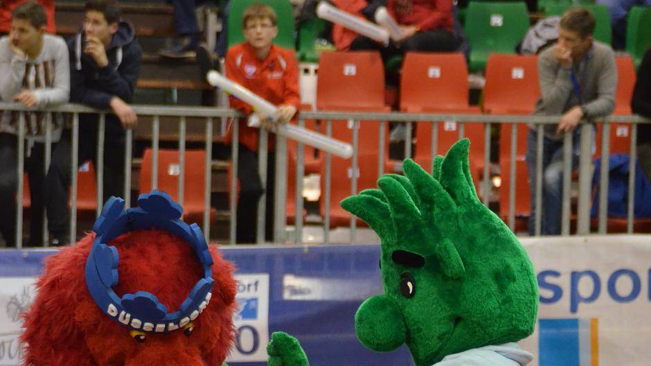 Die Maskottchen Peter Moneta (r.) und Tosi bitten zum...