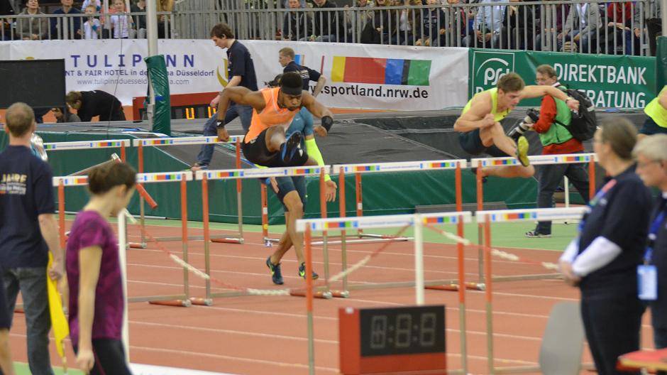 Über 60 Meter Hürden ging auch der amtierende Hallenweltmeister Omo Osoghae (USA) an...