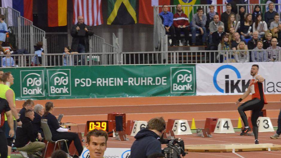 Zeitgleich zu den Kugelstoßern im Innenraum waren die 5000-Meter-Läufer auf der...