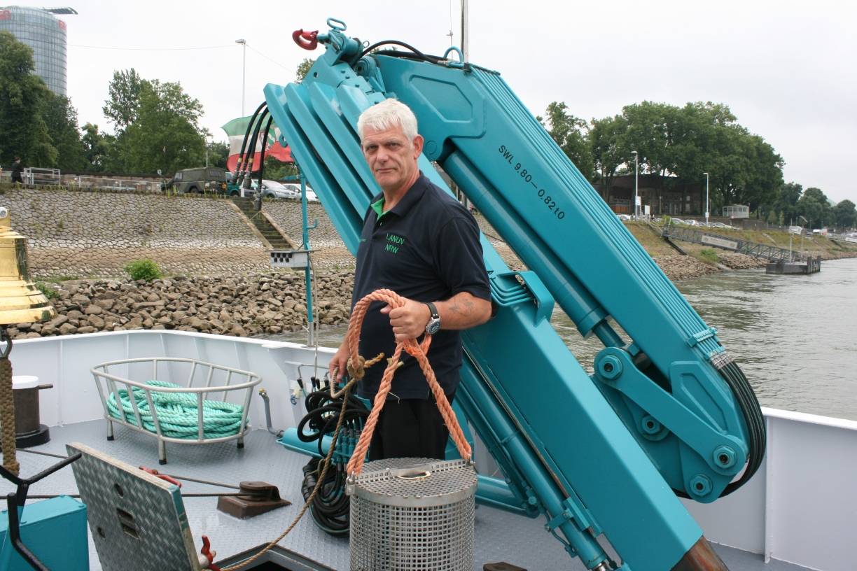  Bernd Maier ist Motorenwart auf dem Laborschiff „Max Prüss“. Mit dem großen Kran im Hintergrund werden Proben aus dem Grund des Rheins entnommen. 