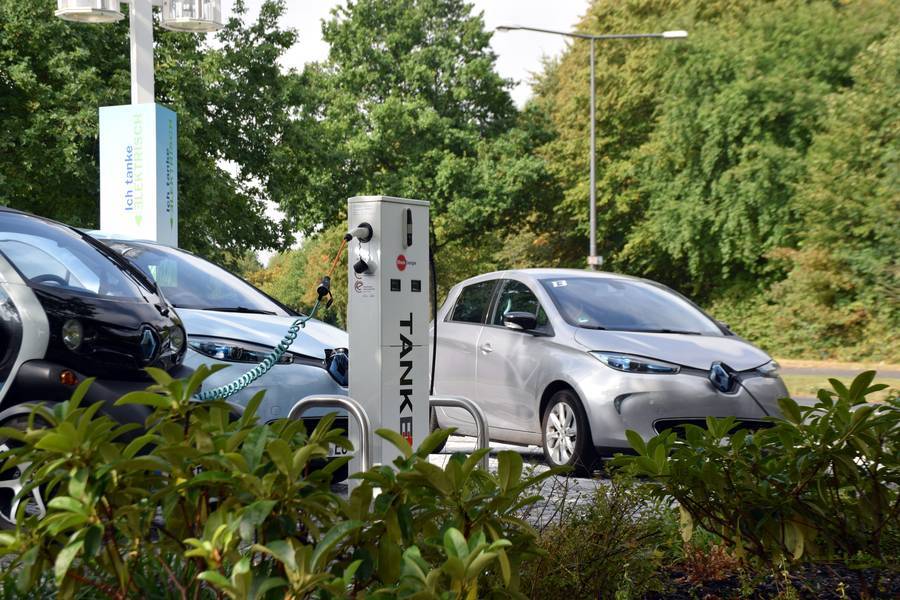  Die Akku-Reichweite der E-Autos hat sich in den letzten Jahren spürbar verbessert, die Betriebskosten liegen deutlich unter denen konventioneller Fahrzeuge. 