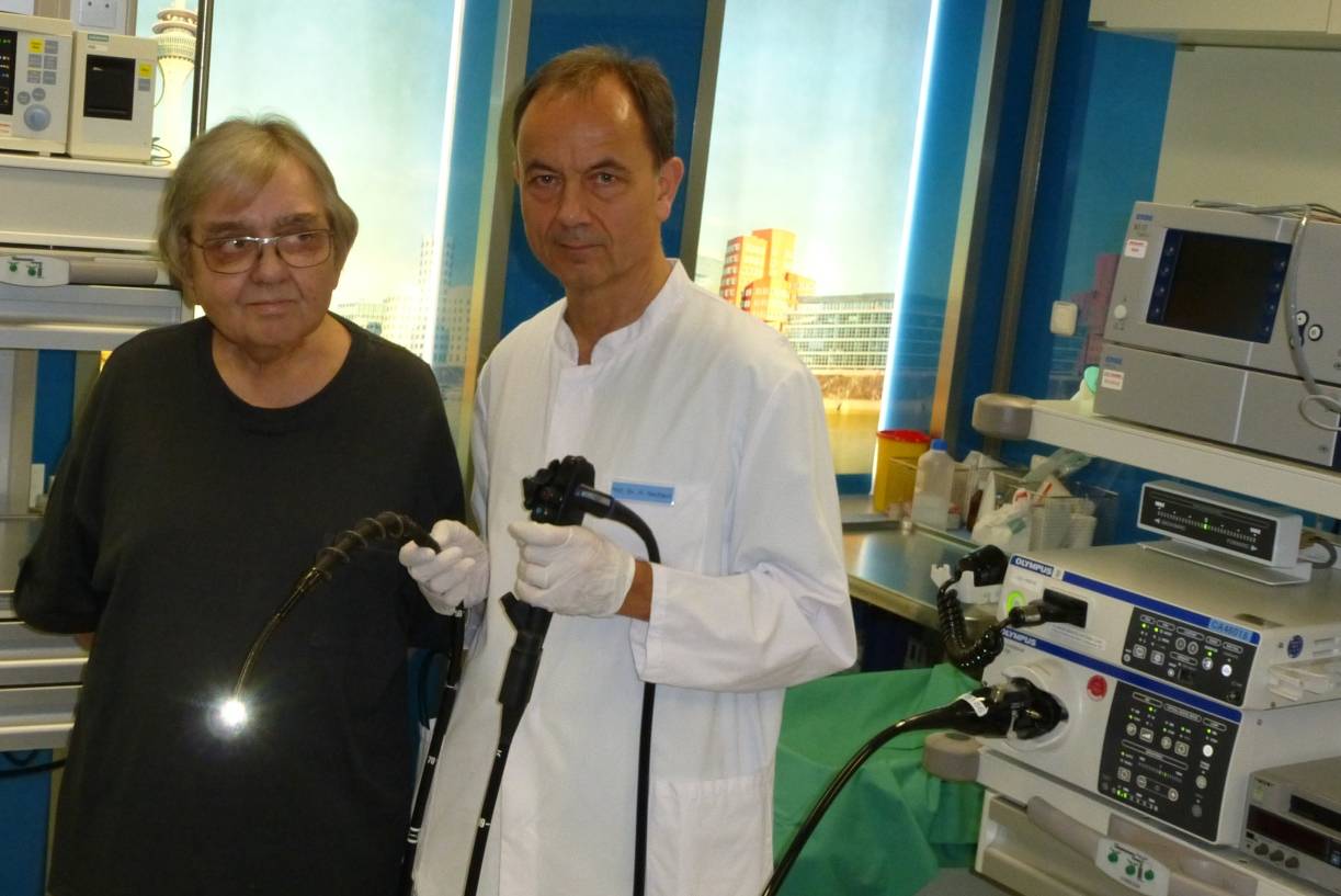  Die Weltneuheit sieht eher unspektakulär aus: Prof. Dr. Horst Neuhaus hält das motorisierte Spiralendoskop. Patient Holger Schippa hofft, dass ihm mit diesem Gerät geholfen werden kann. 
