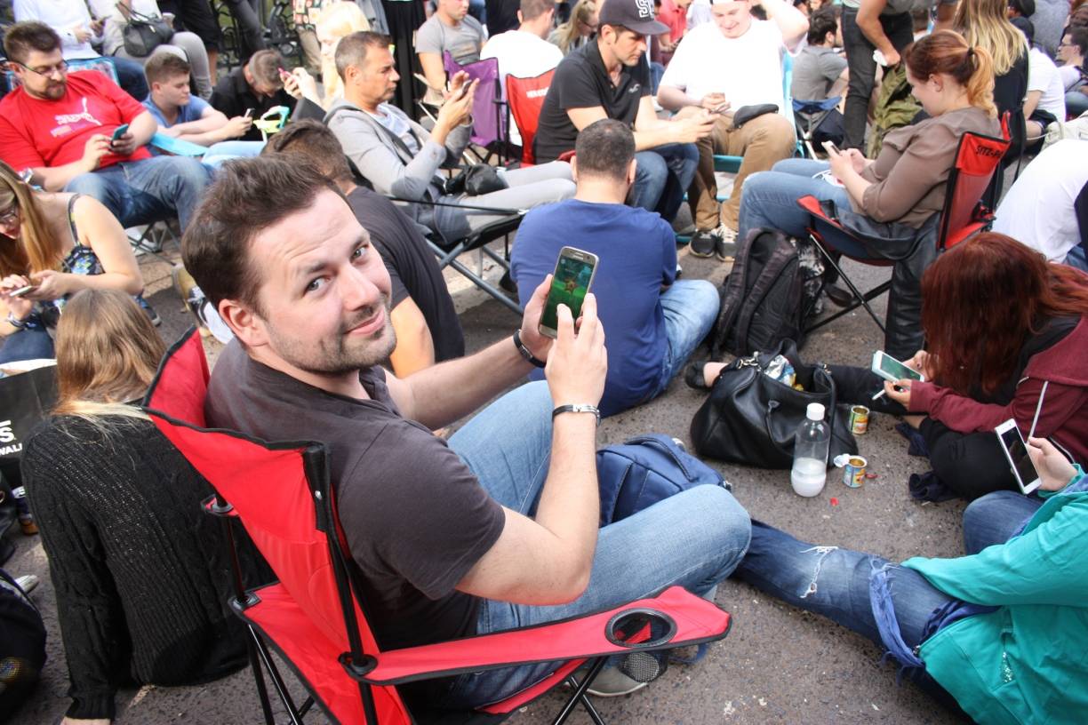  Ein Campingstuhl erleichtert den Aufenthalt am Pokémon-Stop an der Königsallee enorm. Denn Pokémon-Jäger Mike Pernox aus Unterbilk ist mit seinem Smartphone täglich bis zu sechs Stunden auf der Girardet-Brücke. 