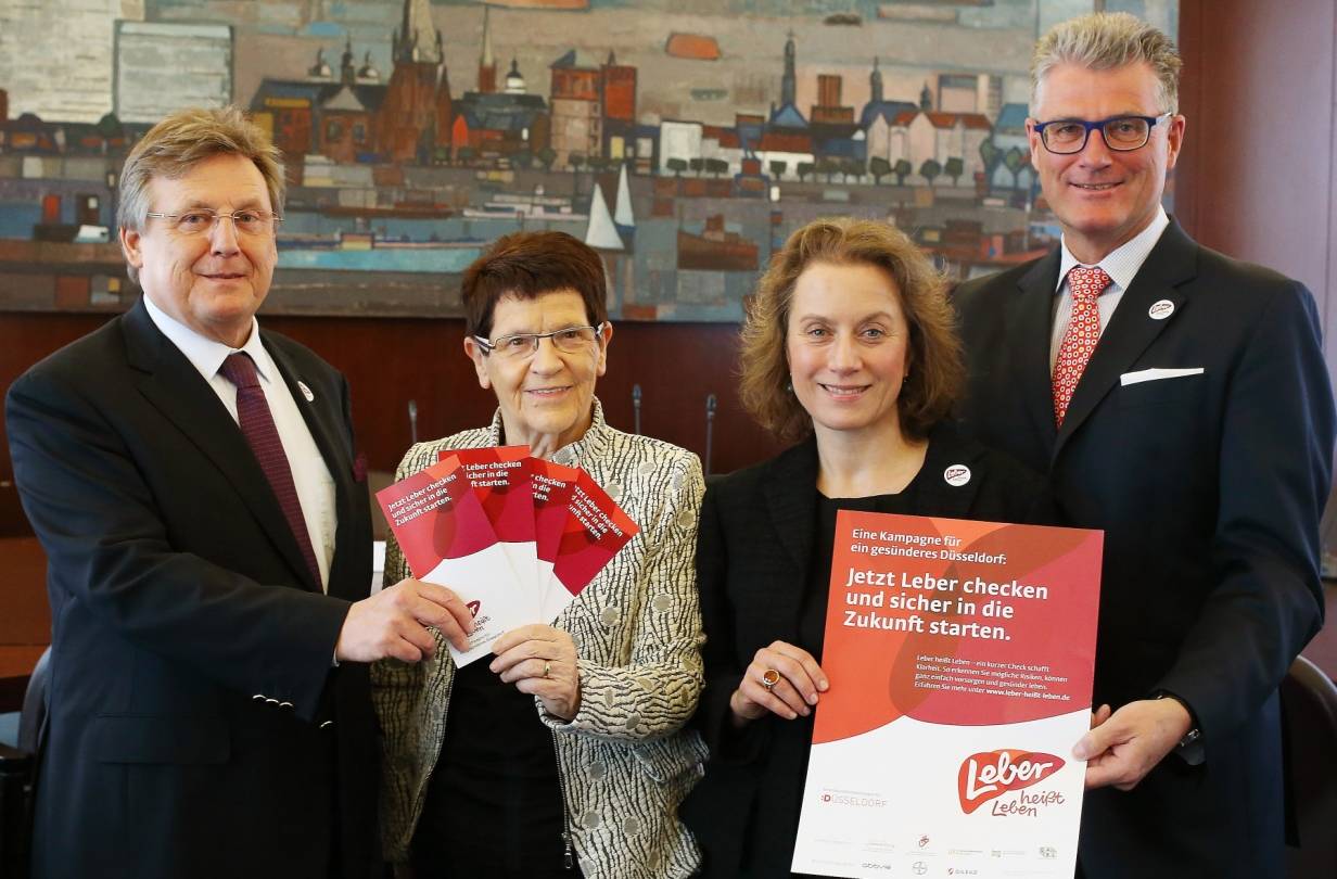  Präsentierten die Kampagne "Leber heißt Leben" im Düsseldorfer Rathaus (v. li.): Prof. Dr. Dieter Häussinger, Direktor der Klinik für Gastroenterologie, Hepatologie und Infektiologie und des Leber- und Infektionszentrums Düsseldorf im Universitätsklinikum, die ehemalige Bundesgesundheitsministerin und Bundestagspräsidentin sowie Schirmherrin der Deutschen Leberstiftung, Prof. Dr. Rita Süssmuth, die Leiterin der Kampagne, Simone Widhalm, sowie Düsseldorfs Gesundheitsdezernent Prof. Dr. Andreas Meyer-Falcke. 