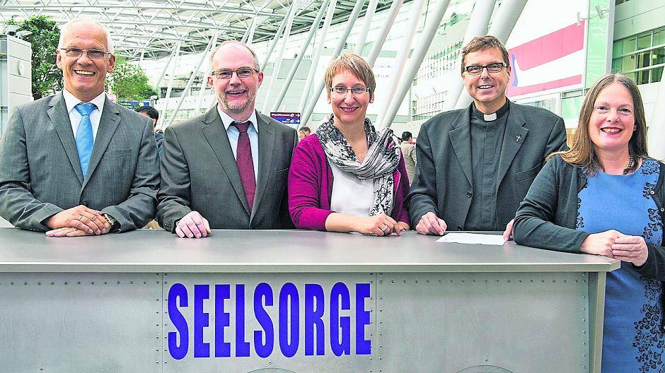  Am Düsseldorfer Airport ist das neue Seelsorge-Team an den Start gegangen. Bei der Vorstellung vom katholischen Flughafenseelsorger Johannes Westerdick (2. v. l.) und seiner evangelischen Kollegin Ute Clevers (m.), mit dabei: Flughafengeschäftsführer Michael Hanné, Msgr. Ulrich Hennes, Stadtdechant der Katholischen Kirche und Henrike Tietz, Superintendentin des Evangelischen Kirchenkreises Düsseldorf (v. l.).  