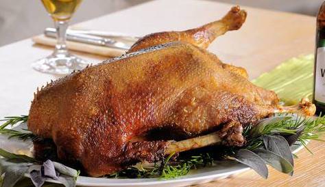  Die knusprige Martinsgans mit Klößen und Rotkohl zählt zu den Klassikern im Herbst. 