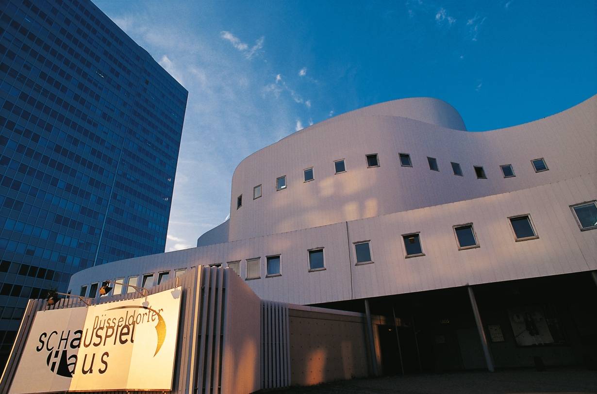  Architektonischer Meilenstein in der City: Das Schauspielhaus am Gustaf-Gründgens-Platz. Das Gebäude muss aufwändig saniert werden. 