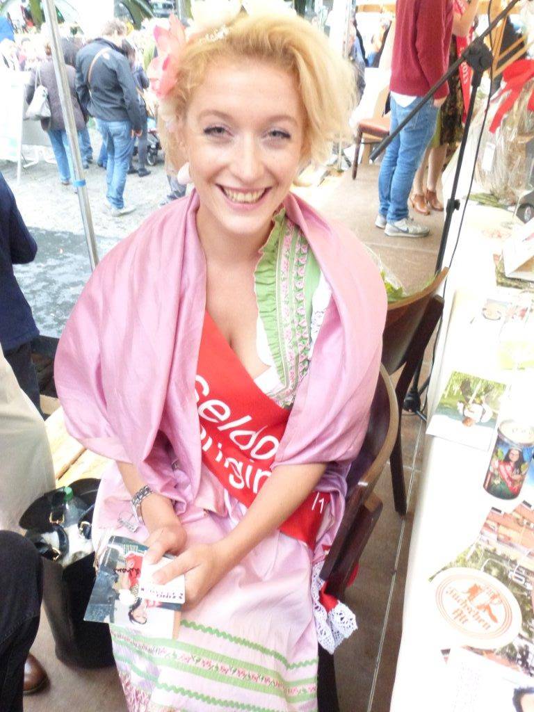  Lilly Listmann ist die derzeit (noch) amtierende Düsseldorfer Weinkönigin. 