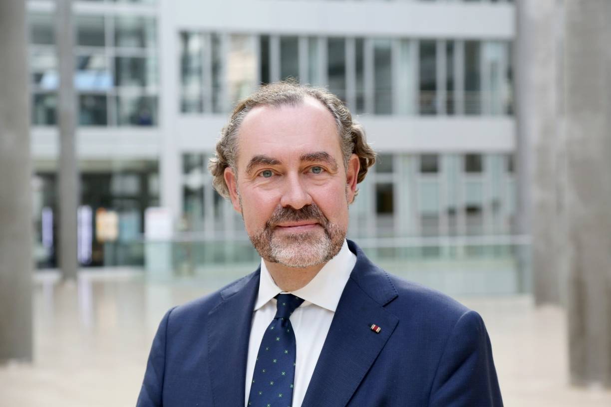 Dr. med. Carsten König, M. san., geboren 1960, Studium der Medizin an der Heinrich-Heine-Universität in Düsseldorf. Seit 1997 als Facharzt für Allgemeinmedizin in Düsseldorf niedergelassen. 