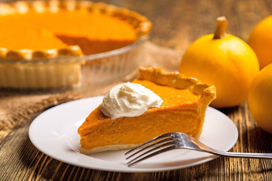  Pumpkin Pie oder Kürbiskuchen stammt aus England und wird dort bereits seit Beginn des 18. Jahrhunderts traditionell verzehrt. 