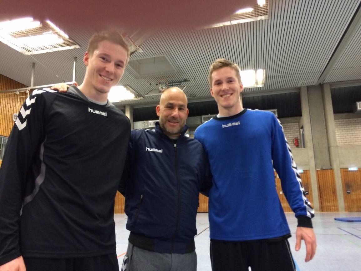  Coach Khalid Khan (Mitte) begrüßt die Rückkehrer Lars (r.) und Tim Lipperson beim ART Düsseldorf. 