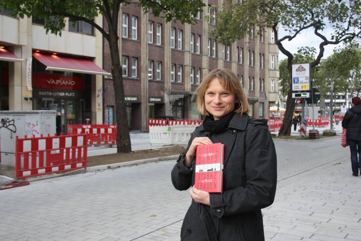  Autorin und Stadtführerin Antje Kahnt mit ihrem Buch „Düsseldorfs starke Frauen“. 