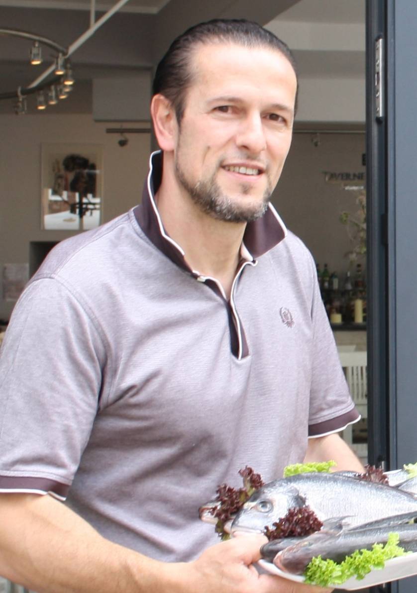  Saban Emini, Inhaber der Taverne „Mesdheu“: „Ein Restaurant am Wehrhahn - davon habe ich schon vor 25 Jahren geträumt. Seitdem die Baustelle weg ist herrscht hier auch wieder Leben.“ 