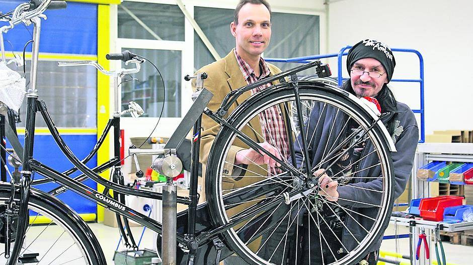  Die Beschäftigten der Werkstatt, wie hier Frank Berger (r.), montieren im neuen Betrieb in Angermund Holland-Räder. Bereichsleiter Thomas Saurbier beschäftigt dort aktuell 25 Menschen. 