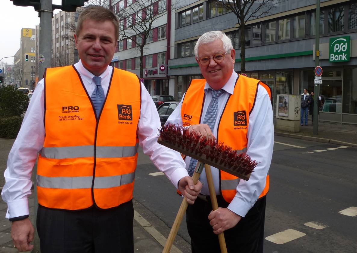  August-Wilhelm Albert (li.) von der PSD Bank und Pro Düsseldorf-Vorsitzender Ingo Lentz präsentieren die diesjährigen Warnwesten für die fleißigen Helfer. 