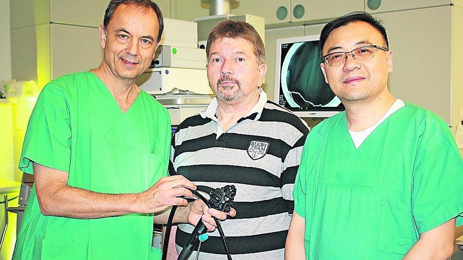  Bernd Pick blickt dem Endoskopie-Eingriff im Evangelischen Krankenhaus optimistisch entgegen. Die Spezialisten Prof. Dr. Horst Neuhaus (li.) und Prof. Pinghong Zhou beseitigen die durch Speiseröhrenkrämpfe hervorgerufenen Brustschmerzen. 