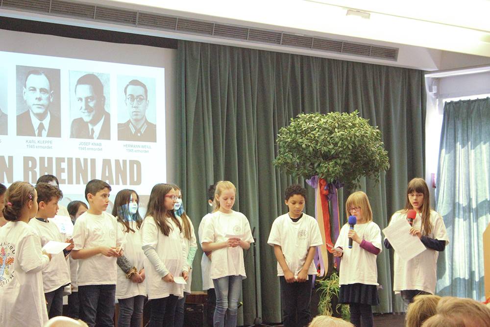  Kinder der Aloys Odenthal-Schule Gerresheim trugen in Interview-Form die Geschehnisse vom 16. April 1945 vor. 