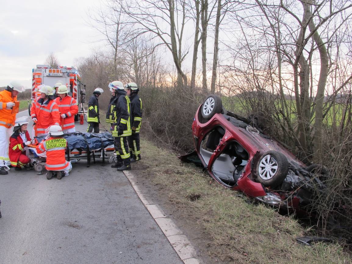 Frau überschlägt sich mit ihrem Auto in Hubbelrath