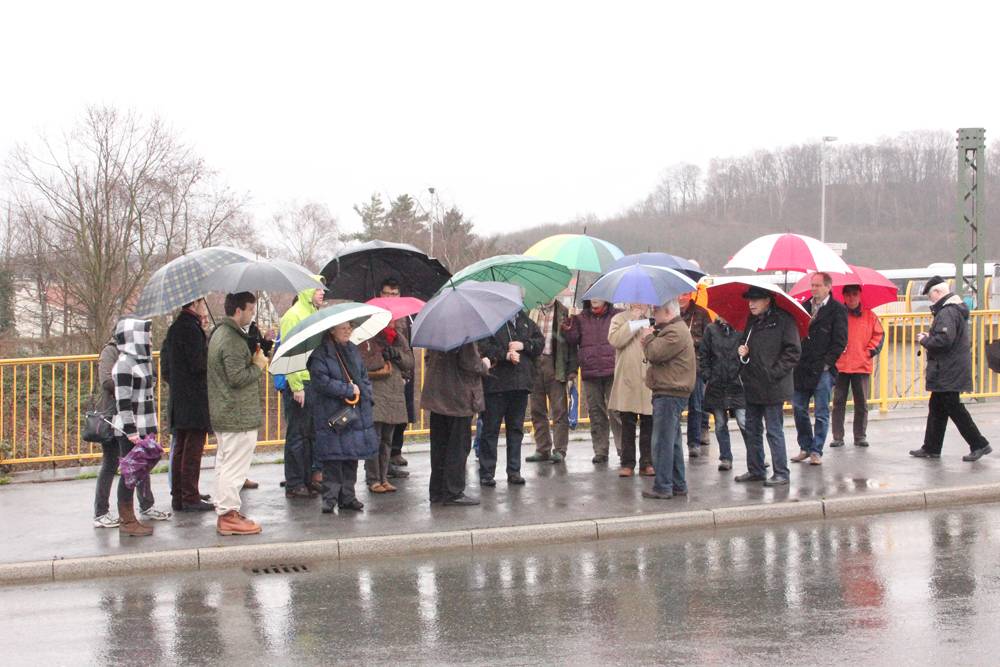  Trotz Regens waren viele Menschen zum Info-Spaziergang gekommen. 