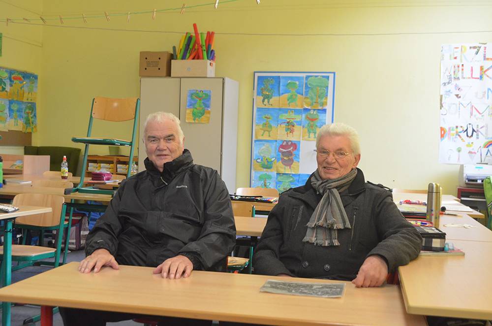  Dieter Pfeiffer (l.) und Horst Bügel kehrten für unser Foto noch einmal in ihr altes Klassenzimmer zurück, in dem sie in den 1940er Jahren Musikunterricht hatten. 