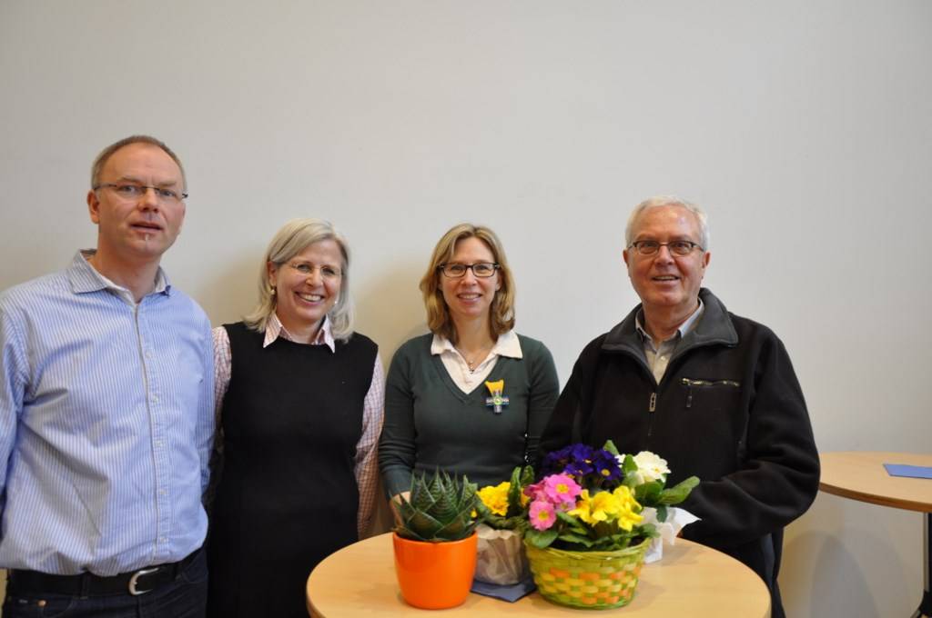  Jetzt wurde Margaret Hallay (2.v.r.) vom leitenden Pfarrer Karl-Heinz Sülzenfuß (rechts), dem Pfarrgemeinderatsvorsitzenden Martin Sieffert (links) und Barbara Krug (2.v.l.), der Vorstandsvorsitzenden der Bürgerstiftung Gerricus offiziell verabschiedet.  