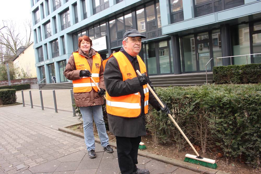  Gabi Henke und Leonid Turetsky hat sich mit ihren Besen die untere Heyestraße vorgenommen. Sie waren erstmals dabei. 