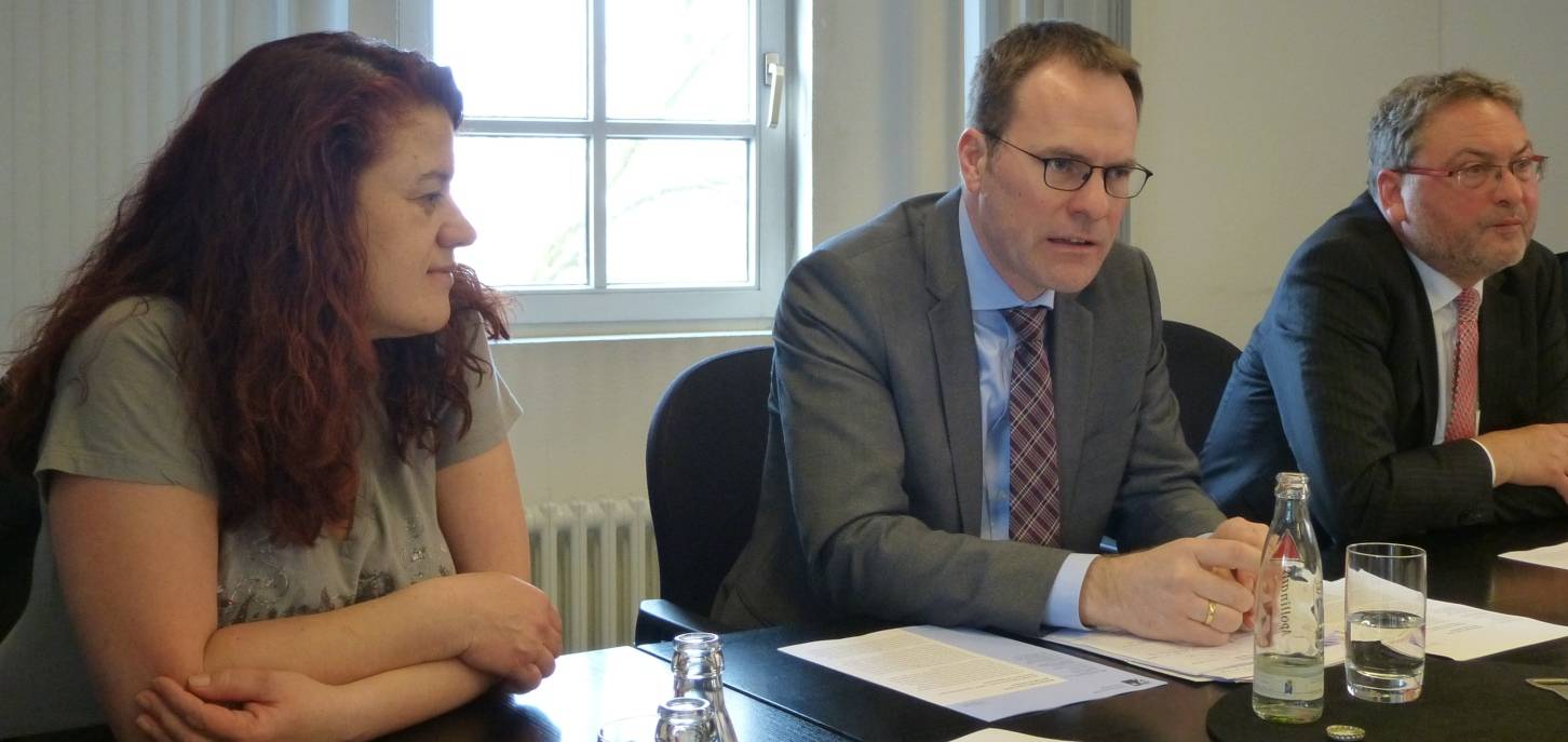  Isa Fiedler, Dr. Stephan Keller und Michael Zimmermann (v. li.) erklären, wie dem Lärm auf der Bolkerstraße die Spitze genommen werden soll. 