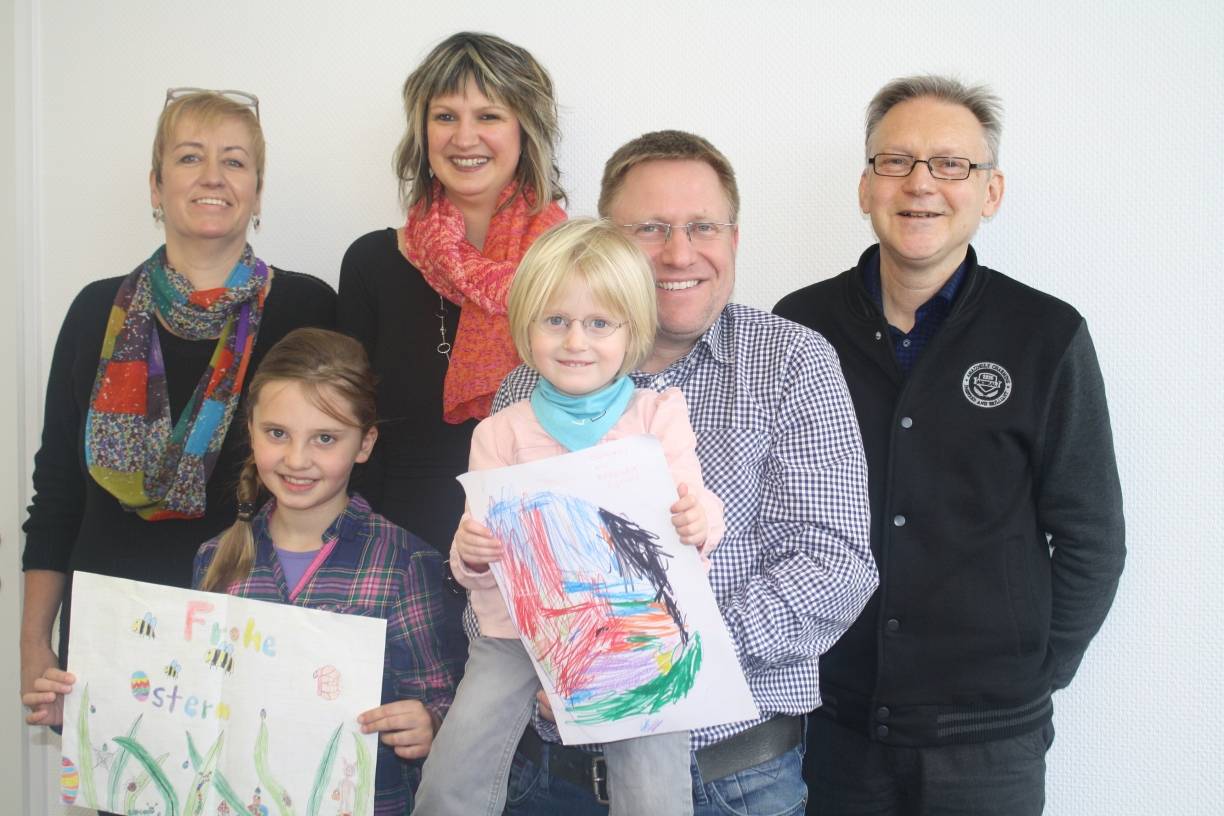  Gabriele Hofer von der Werbegemeinschaft Eller, Siegerin Marla (7) mit Mama Daniela Wessels, die dreieinhalbjährige Rebecca mit Papa Thorsten Pieh und Ulrich Preusser vom Düsseldorfer Anzeiger bei der fröhlichen Sieger-Ehrung. 