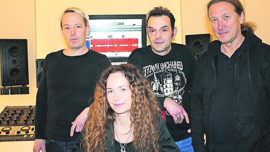  Jeanne Andresen (vorn) und (v. l.) Roman Thiel, Andy Wahl und Georg Grisloff haben einen CD-Sampler gegen das Vergessen der Aktion Rheinland produziert. 