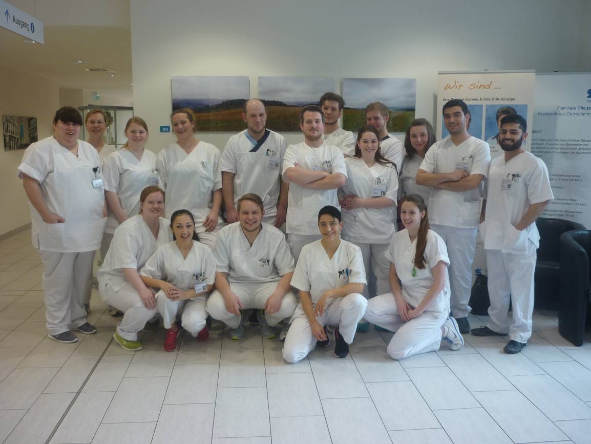  Haben großen Spaß am selbständigen Arbeiten auf Station 32: Die zukünftigen Gesundheits- und Krankenpfleger Philipp Bergmann, Lisa Brück, Maximilian Eyckeler, Alexandra Grüneschild, Marina Hojaeva, Maren Klatt, Philipp König, Tanja Krautmann, Stefanie Liedert, Hendrik Mertens, Bianca Peters, Eyüp San Sentürk, Anna Schlothmann, Laura Vissers, Sasha Weidner, Christoph Wuttle und Student Cem Kisin. Melanie Gemein und Juliana van Buer fehlten beim Fototermin. 