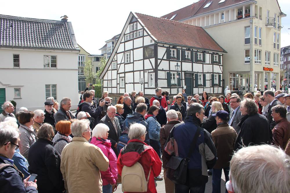  Zwischen Aloys-Odenthal-Platz und Aloys-Odenthal-Haus (im Hintergrund) versammelten sich viele Bürger, um der Widerstandsaktion Rheinland vor 70 Jahren zu gedenken. 