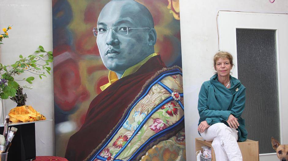  Da war Nepal noch unbewegt. Der 17. Karmapa sieht an der Gerresheimer Heyestraße den Fotografen an, ebenso die Malerin Minka Hauschild, und ihre Hündin Khema schaut neugierig. 