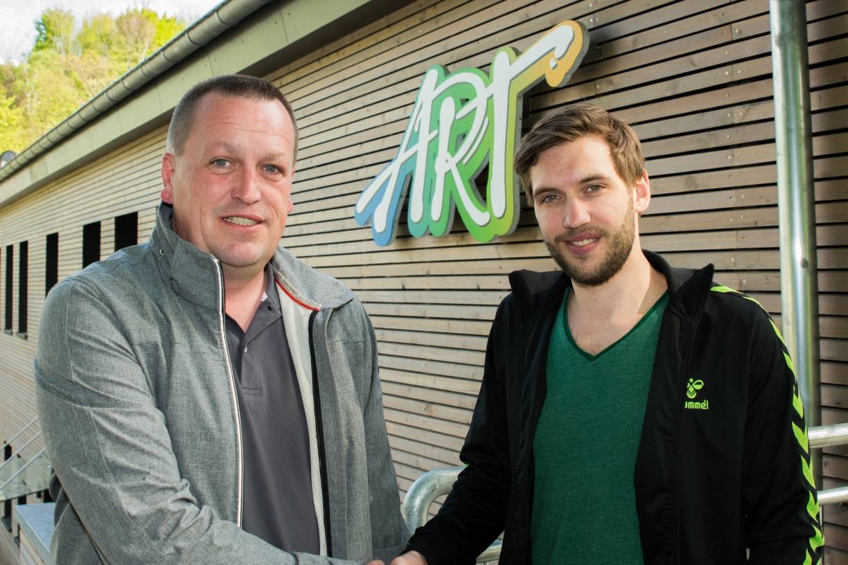  Abteilungsleiter Volker Haase (l.) begrüßt Patrik Ranftler als ersten Neuzugang beim ART Düsseldorf. 