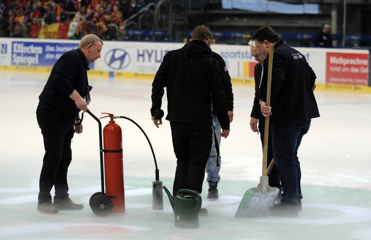  Eisschaden im ISS Dome. Am vergangenen Sonntag benötigten die Experten in der Halle fast 90 Minuten, um die Spielfläche wieder in Schuss zu bringen. Das soll sich nicht wiederholen... 