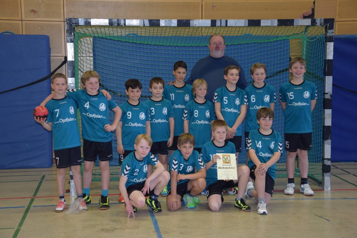  Die Handball-E-Jugend des TV Angermund freut sich über den Kreismeistertitel. 
