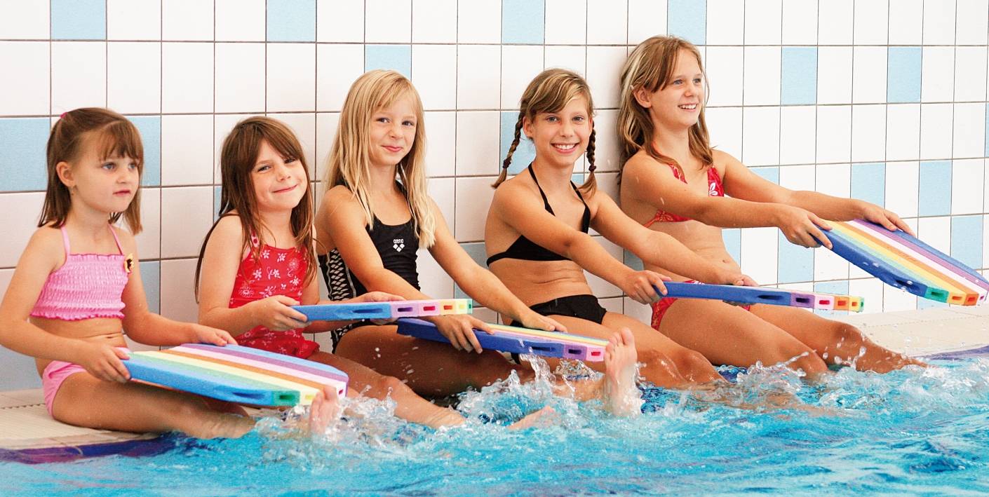  Düsseldorfer Schüler können die Osterferien nutzen, um schwimmen zu lernen. 