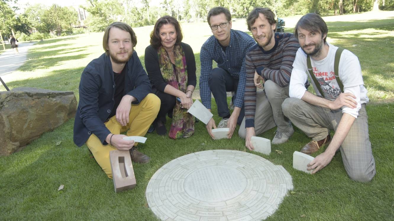  Gründezernentin Helga Stulgies mit den Jahresringe-Machern (v.l.) Tobias Jochinke, Philip Behrend, Phillip Bilke und Daniel Goll. 