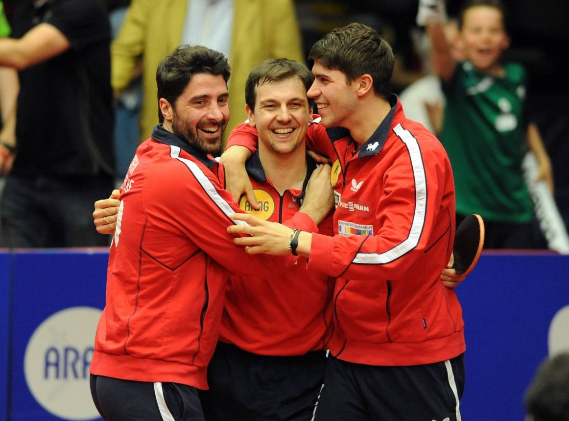  Wunder geschafft! Timo Boll wird nach dem entscheidenden Punkt von Panagiotis Gionis (li.) und Patrick Franziska umarmt. 