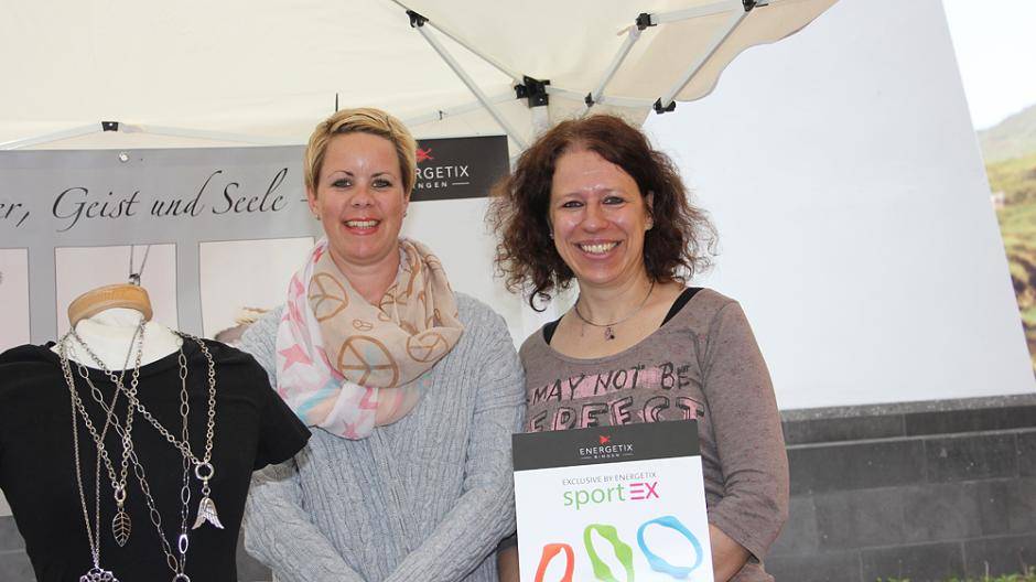 Constanze Vial (li.) und Dorothee El Idrissi Khaldouni zeigen...