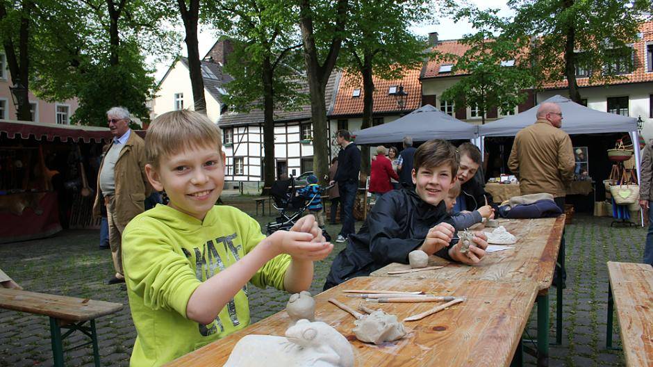 Malte (li.) und Niklas modellieren sich...