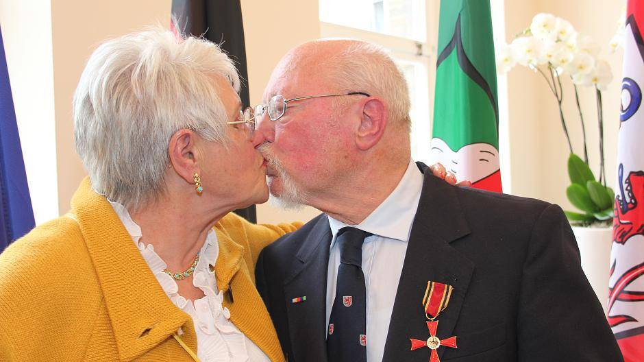  Ein Kuss im Rathaus: Willi Döring und seine Frau Roswitha. 