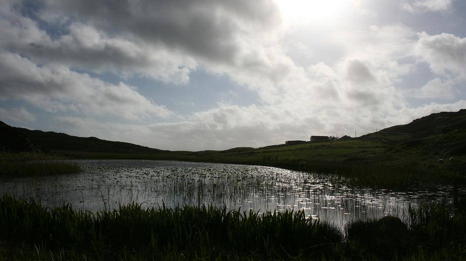 Ohne Wolken immer nur halb so schön: Church Lough auf Inishbofin in der...
