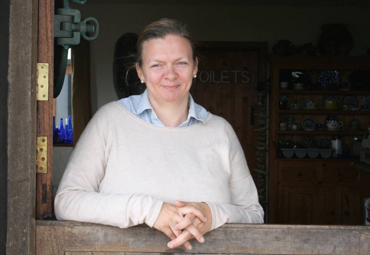  Caroline Concannon betreibt seit 17 Jahren "The Galley", ein kleines Restaurant im East End Village von Inishbofin. Ein B&amp;B und ein Appartment für Selbstversorger gehören auch dazu. Carolines Angebot ist überwiegend hausgemacht. 
